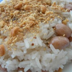 Cơm nếp lạc – Saftiger Klebereis mit Erdnüssen und getrocknetem Schweinefleisch