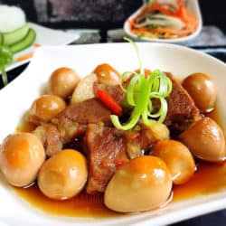 Thịt kho tàu - Karamellisiertes Schweinefleisch mit Eier