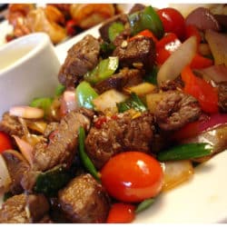 Bò lúc lắc – Rindfleisch in Zitronen-Pfeffer-Sauce