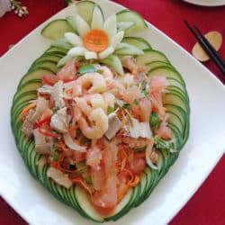 Nộm tôm bưởi – Frischer Shrimpsalat mit Pomelo